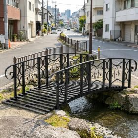 Black Metal Arch Garden Bridge 6ft with Safety Side Rails Vine Motif Easy Assembly for Backyard Creek Stream Pond 660 Lbs Capacity